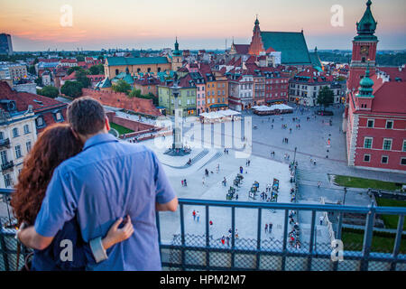 Giovane, Plac Zamkowy Square, il Castello Reale e Zygmunt colonna, vista dalla piattaforma Widokowy, Varsavia, Polonia Foto Stock