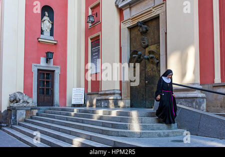 La facciata della chiesa dell'alma Madre di Dio,nella via Swietojanska,Varsavia, Polonia Foto Stock