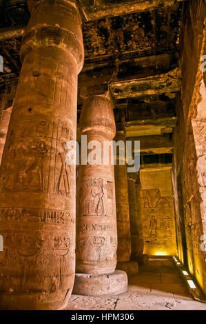 Tempio di Seti I a Abydos hypostyle hall con massicce colonne coperte di geroglifici Foto Stock