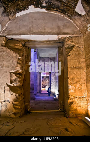 Tempio di Seti I a Abydos con serie di corridoi e turistico in lontananza Foto Stock