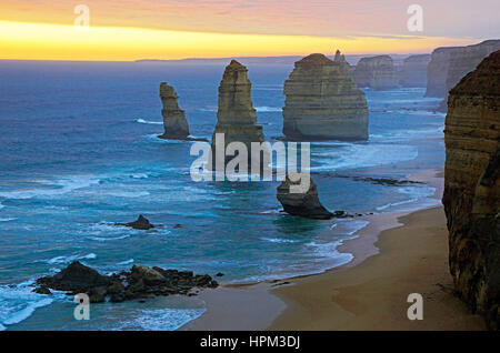 Dodici Apostoli al tramonto lungo la Great Ocean Road, Victoria, Australia. Foto Stock