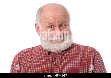 Bello calvo e barbuto uomo senior mostra sorpreso sorriso grimace o espressione facciale, isolati su sfondo bianco Foto Stock