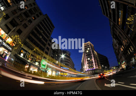 Belgrado, Serbia, centro città vista da Terazije per via Knez Mihajlova street con l'Albania palazzo nel centro con lighttrails dal traffico in transito Foto Stock