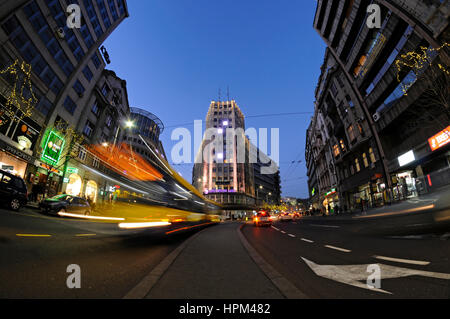 Belgrado, Serbia, centro città vista da Terazije per via Knez Mihajlova street con l'Albania palazzo nel centro con lighttrails dal traffico in transito Foto Stock