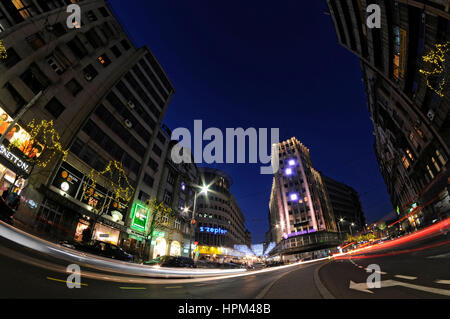 Belgrado, Serbia, centro città vista da Terazije per via Knez Mihajlova street con l'Albania palazzo nel centro con lighttrails dal traffico in transito Foto Stock