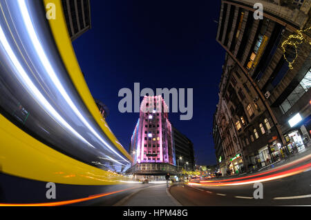 Belgrado, Serbia, centro città vista da Terazije per via Knez Mihajlova street con l'Albania palazzo nel centro con lighttrails dal traffico in transito Foto Stock