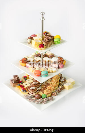 Vari dolci con amaretti, torte e budini, biscotti e torte di crema - Isolato su sfondo bianco Foto Stock