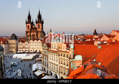 La piazza della città vecchia con la chiesa di Tyn. A destra tetti e Torre della Polvere.Praga. Repubblica ceca Foto Stock