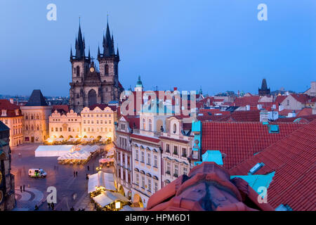 La piazza della città vecchia con la chiesa di Tyn. A destra tetti e Torre della Polvere.Praga. Repubblica ceca Foto Stock
