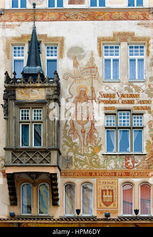 Casa con santo Wenzel, pittura ad affresco in 16 la piazza della città vecchia.Praga. Repubblica ceca Foto Stock