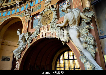 Stile Art Nouveau sculture nella stazione ferroviaria centrale (1901-1909), da Joshep Fanta.Praga. Repubblica ceca Foto Stock