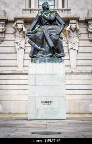 Statua del poeta portoghese, drammaturgo, scrittore e uomo politico Almeida Garrett di fronte a Porto City Hall, Portogallo Foto Stock