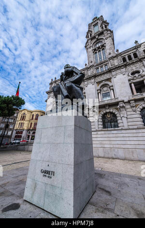 Statua del poeta portoghese, drammaturgo, scrittore e uomo politico Almeida Garrett di fronte a Porto City Hall, Portogallo Foto Stock