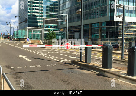 Barriera di arresto, Canary Wharf, London, Regno Unito Foto Stock