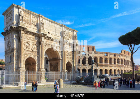 Arco de Constantino, l'arco trionfale costruito dai senatori in AD315, situato sulla Via Triumphalis, tra il Colle Palatino e il Colosseo è Ro Foto Stock