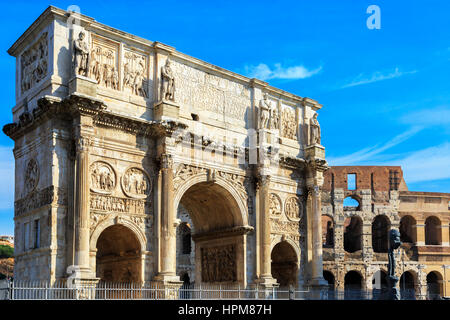 Arco de Constantino, l'arco trionfale costruito dai senatori in AD315, situato sulla Via Triumphalis, tra il Colle Palatino e il Colosseo è Ro Foto Stock