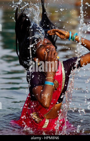 Popolo Indiano la balneazione al fiume Tungabhadra, Hampi, Karnataka, India Foto Stock