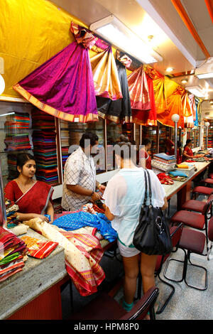 Sari Shop nella città di Mysore, Karnataka, India Foto Stock