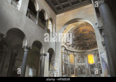 Vista interna Basilica dei Santi Quattro Coronati, Roma, Italia © Credito Fabio Mazzarella/Sintesi/Alamy Stock Photo Foto Stock