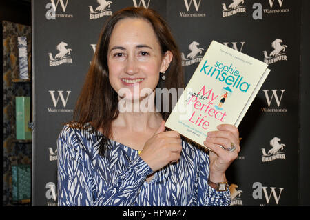 Bluewater, Kent, Regno Unito. 18 febbraio 2017. Sophie Kinsella (Sophie Madeleine Wickham) in corrispondenza di una firma del suo nuovo libro 'My non in modo perfetto la vita". Foto Stock