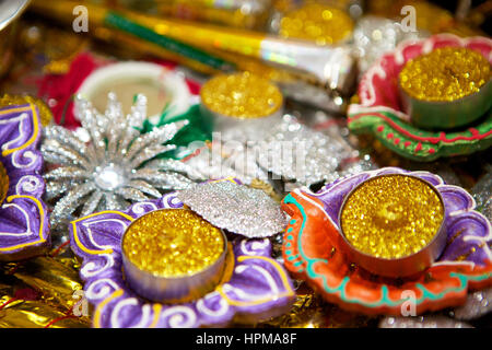 Candele, schiave e henné per musulmani cerimonia di nozze Foto Stock