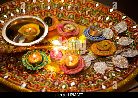 Candele, schiave e henné per musulmani cerimonia di nozze Foto Stock