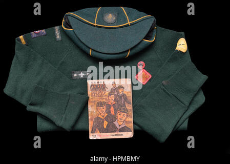 Regno Unito Cub Scout handbook e uniforme di circa settanta Foto Stock
