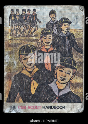 Il Regno Unito Cub Scout handbook e uniforme di circa settanta Foto Stock