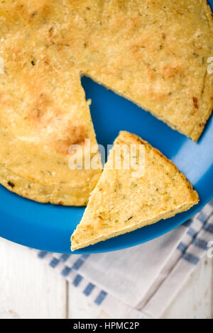 Affettato Vegan frittata di ceci sul piatto blu Foto Stock