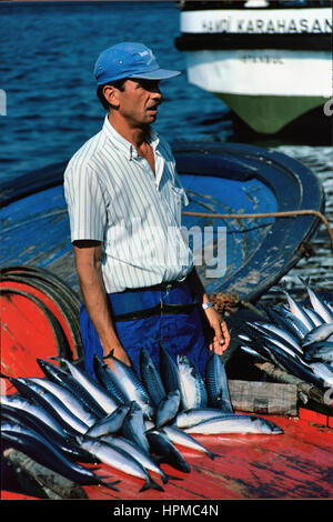 Venditore di pesce sulla banchina a Karakoy Istanbul Turchia