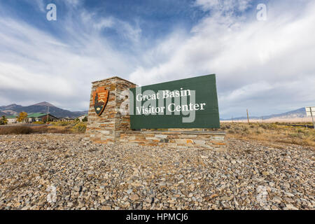 Grande Bacino, Nevada, Stati Uniti d'America - 14 Ottobre 2016: Centro Visitatori segno di entrata al Parco nazionale Great Basin. Foto Stock