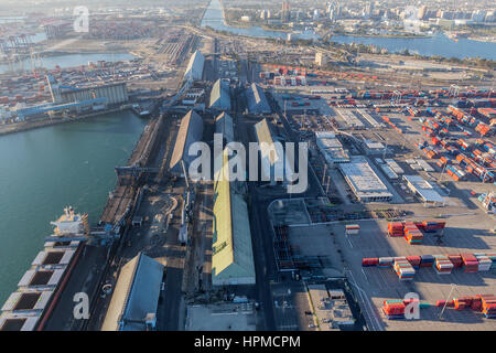 Long Beach, California, Stati Uniti d'America - Agosto 16, 2016: vista aerea del lungomare industriale pier a Long Beach, California. Foto Stock