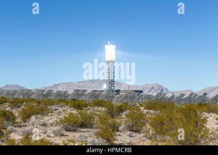 Ivanpah, California, Stati Uniti d'America - 26 Novembre 2014: solare potere riflettente torre all'Ivanpah solar power station nel deserto di Mojave. Foto Stock