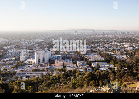Los Angeles, California, Stati Uniti d'America - 1 Gennaio 2015: riempito di smog mattino cielo sopra di Hollywood e West Hollywood. Foto Stock