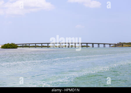 Fort Myers Beach, Stati Uniti d'America - 11 Maggio 2015: nuovo passaggio ponte che collega Big Hickory Island e amanti Key visto dall estero Bay. Foto Stock