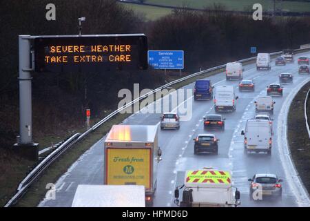 Tempesta Doris: Meteo segno di avvertimento sulla M1, Barnsley, South Yorkshire, Regno Unito. Immagine: Scott Bairstow Foto Stock