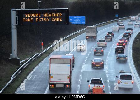Tempesta Doris: Meteo segno di avvertimento sulla M1, Barnsley, South Yorkshire, Regno Unito. Immagine: Scott Bairstow Foto Stock
