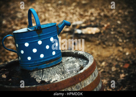 Vecchio Cassone blu per acqua sul barile di legno. Foto Stock