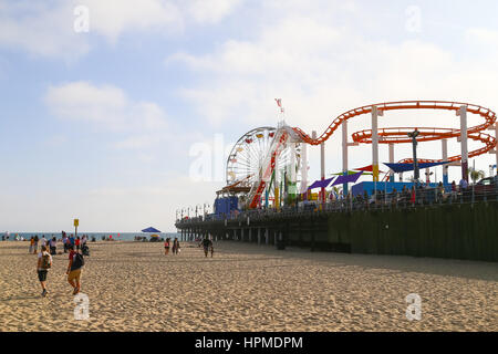 Santa Monica, Stati Uniti d'America - 30 Maggio 2015: Santa Monica Pier visto dalla spiaggia con la gente sulla spiaggia e sul molo. Foto Stock