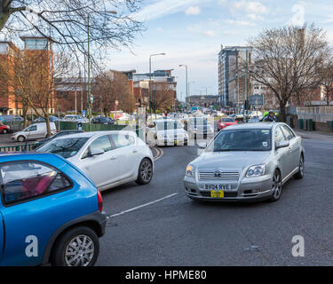 Sera Rush Hour la congestione del traffico su occupato strade di città, Nottingham, Inghilterra, Regno Unito Foto Stock