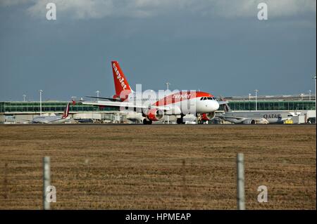 EasyJet aerei di atterraggio all'Aeroporto di Stansted. Foto Stock