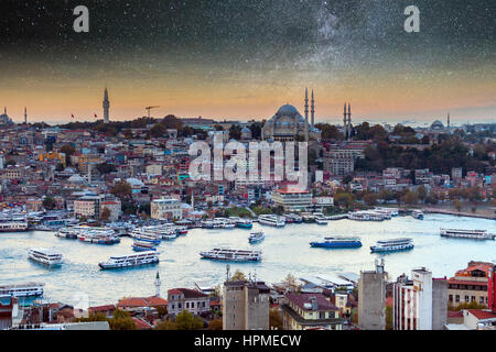 Imbarcazione turistica vele sul Golden Horn in Istanbul al tramonto, Turchia. Foto Stock