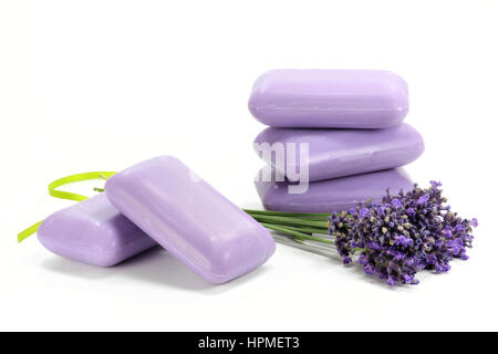 Fresco e lavanda sapone di lavanda isolati su sfondo bianco Foto Stock