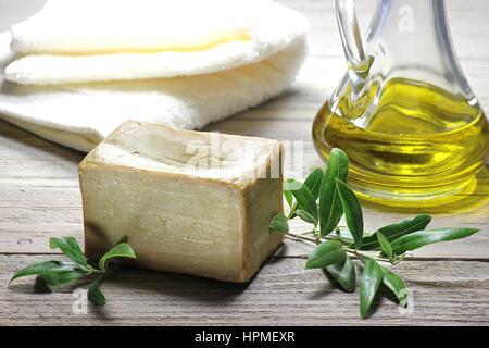 Olio d'oliva in base tagliati a mano sapone su sfondo di legno Foto Stock