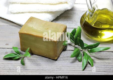 Olio d'oliva in base tagliati a mano sapone su sfondo di legno Foto Stock