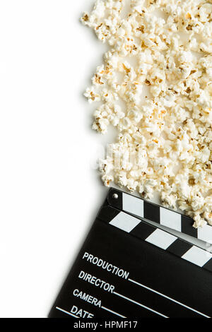 Clapperboard e pop-corn. Vista dall'alto. Isolato su sfondo bianco. Foto Stock