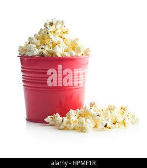 Gustoso il popcorn in rosso tazza isolata su sfondo bianco. Foto Stock