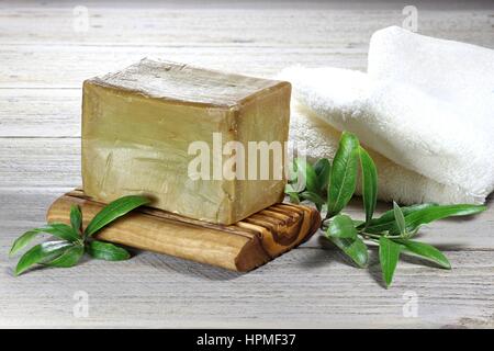 Olio d'oliva in base tagliati a mano sapone su sfondo di legno Foto Stock