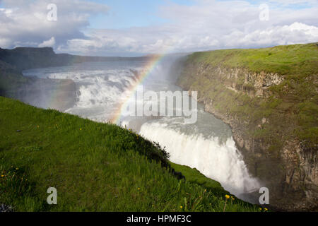 Un mistico-cercando doppio arcobaleno è formata nella nebbia di Gullfoss cascata, Islanda Foto Stock