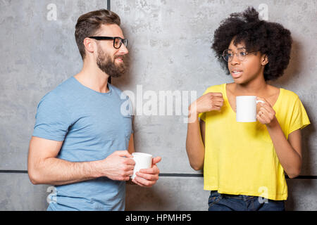I colleghi di lavoro avente una pausa caffè Foto Stock